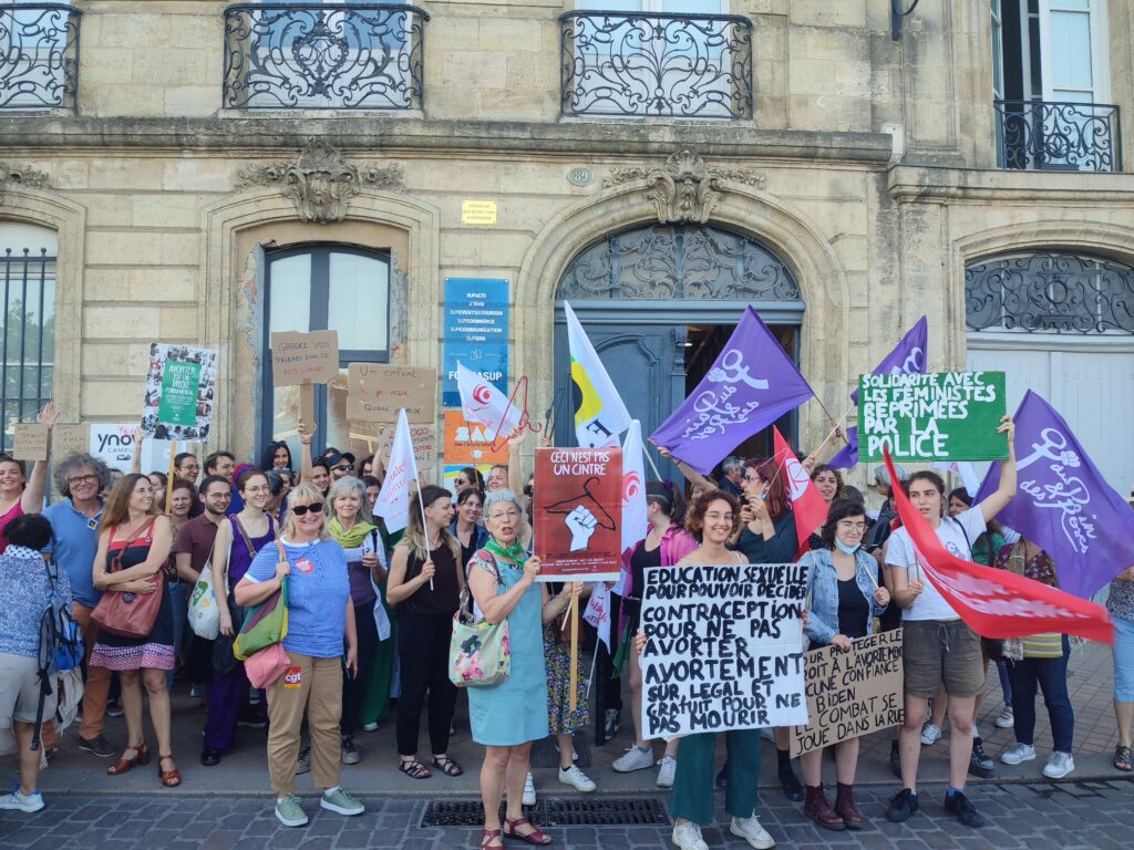 Manifestation Planning Familial de Bordeaux pour soutenir droit à l'IVG