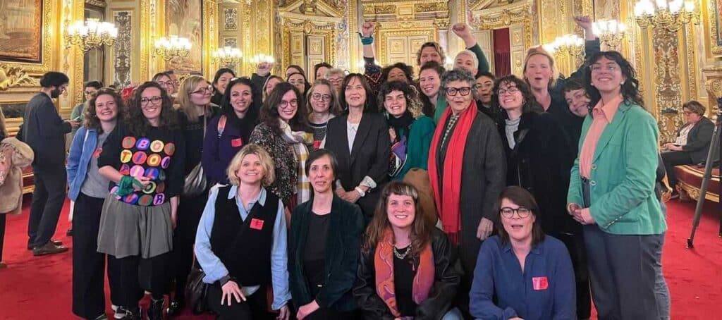 Photo prise au sénat de l'équipe confédérale du planning familiale avec la ministre Laurence Rossignol ancienne ministre de la famille, l'enfance et l'égalité femme homme.